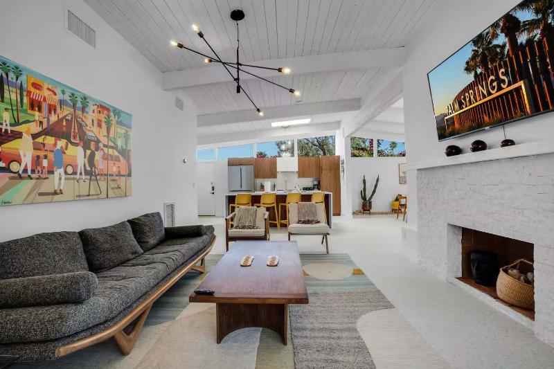 Mid-Century Oasis w Heated Pool & Hot Tub 7min DT - image 7