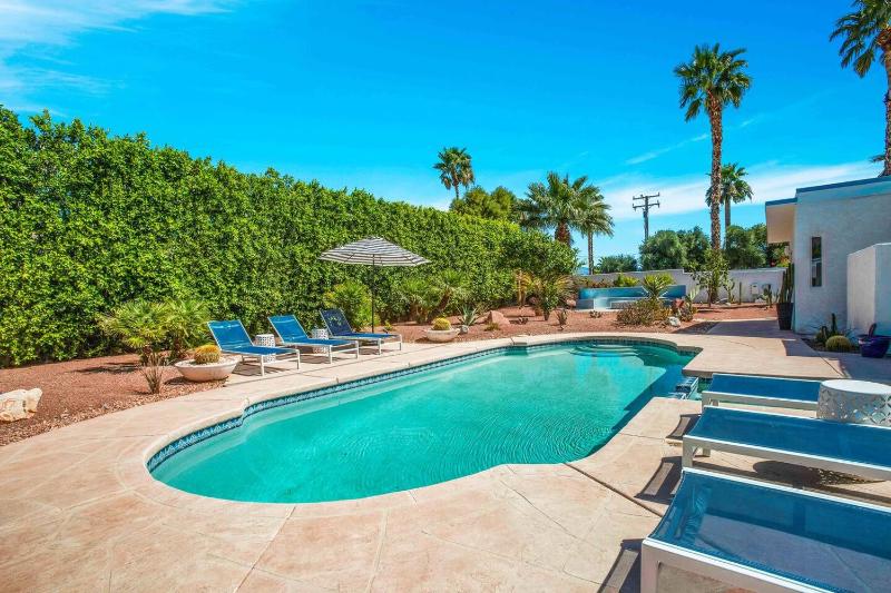 Mid-Century Oasis w Heated Pool & Hot Tub 7min DT - image 3