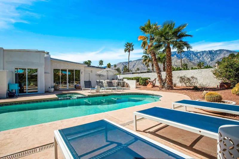 Mid-Century Oasis w Heated Pool & Hot Tub 7min DT - image 27