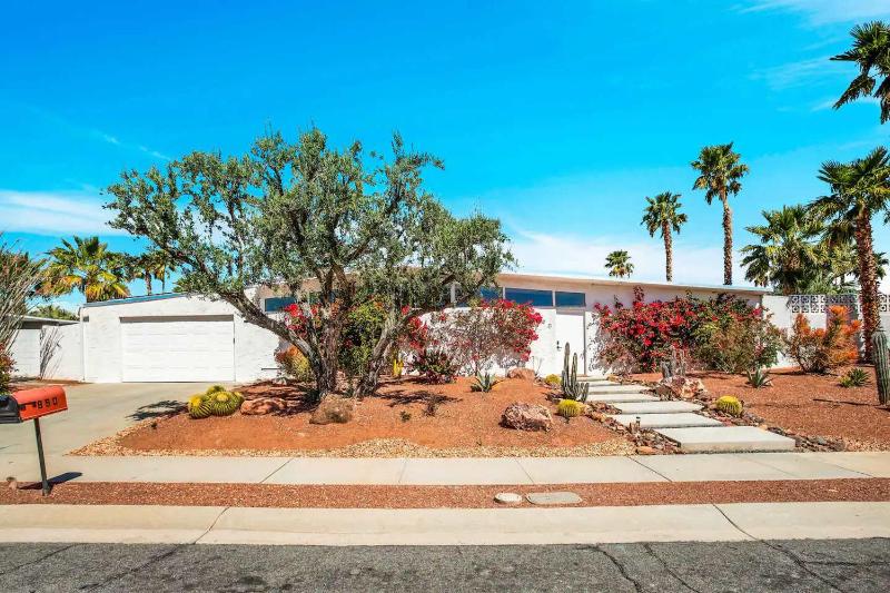Mid-Century Oasis w Heated Pool & Hot Tub 7min DT - image 13