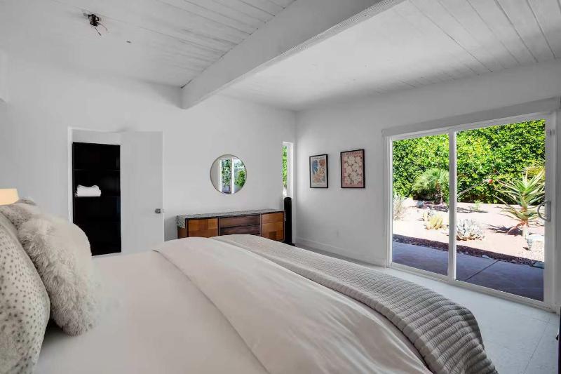 Mid-Century Oasis w Heated Pool & Hot Tub 7min DT - image 17