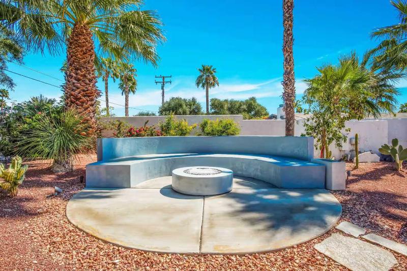 Mid-Century Oasis w Heated Pool & Hot Tub 7min DT - image 12