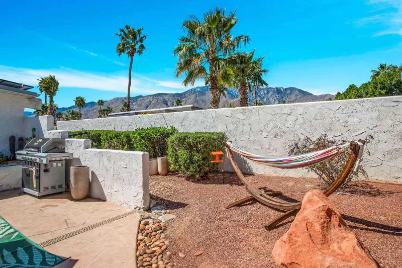 Mid-Century Oasis w Heated Pool & Hot Tub 7min DT - image 10