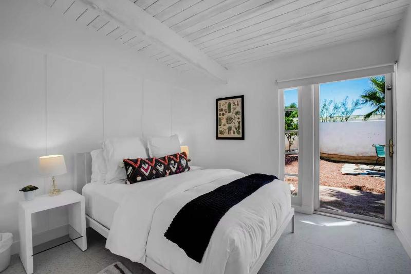 Mid-Century Oasis w Heated Pool & Hot Tub 7min DT - image 19