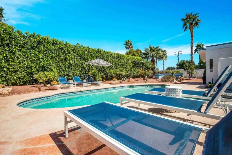 Mid-Century Oasis w Heated Pool & Hot Tub 7min DT - image 16