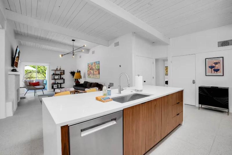 Mid-Century Oasis w Heated Pool & Hot Tub 7min DT - image 31
