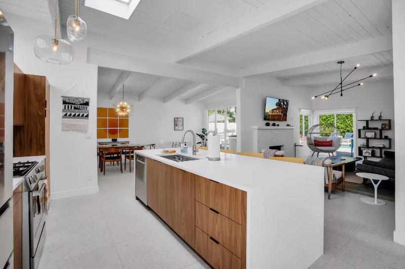 Mid-Century Oasis w Heated Pool & Hot Tub 7min DT - image 9