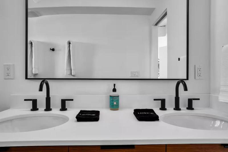 Mid-Century Oasis w Heated Pool & Hot Tub 7min DT - image 25