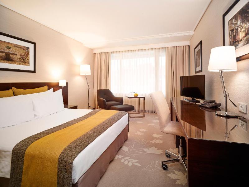 Standard King Room with Balcony image 3