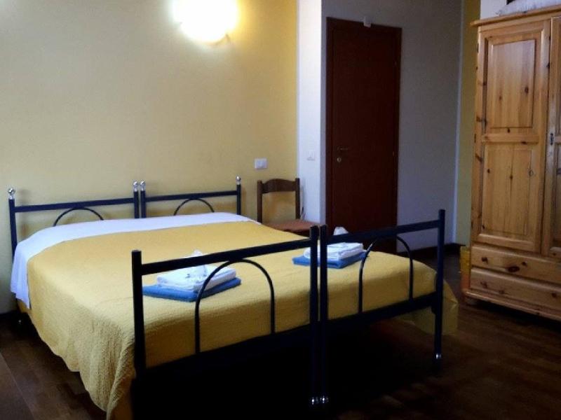 Double Room image 3