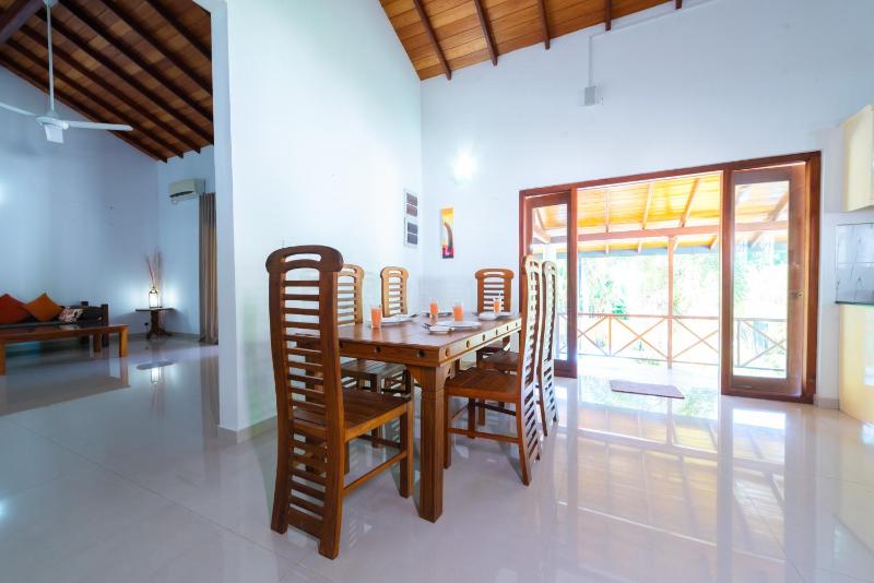 Coconut Grove Villa - Luxury 3 Bedrooms with Private Pool-Hikkaduwa - image 37