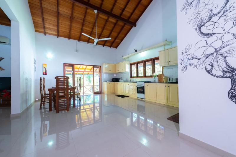 Coconut Grove Villa - Luxury 3 Bedrooms with Private Pool-Hikkaduwa - image 4