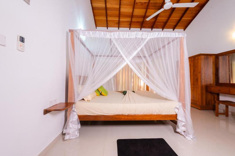 Coconut Grove Villa - Luxury 3 Bedrooms with Private Pool-Hikkaduwa - image 17