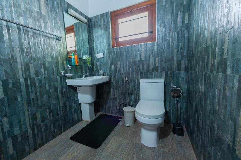 Coconut Grove Villa - Luxury 3 Bedrooms with Private Pool-Hikkaduwa - image 3