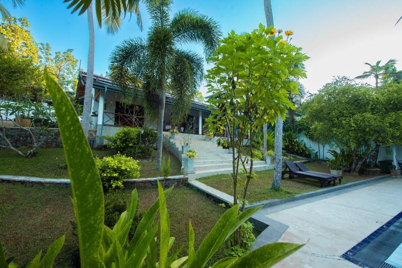 Coconut Grove Villa - Luxury 3 Bedrooms with Private Pool-Hikkaduwa - image 7