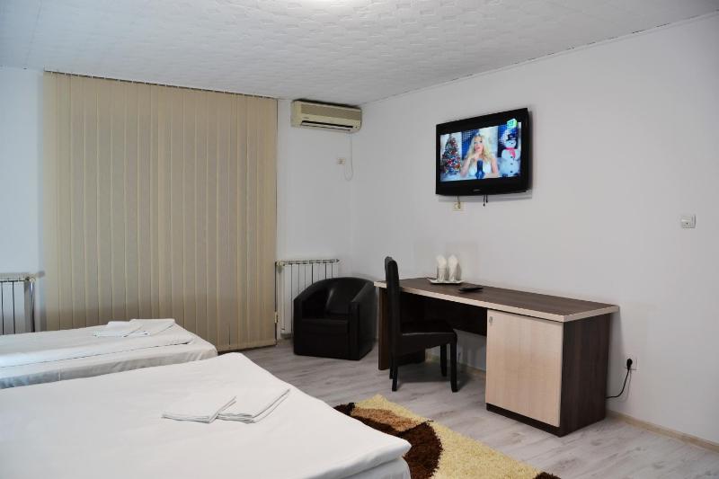 Superior Quadruple Room image 3