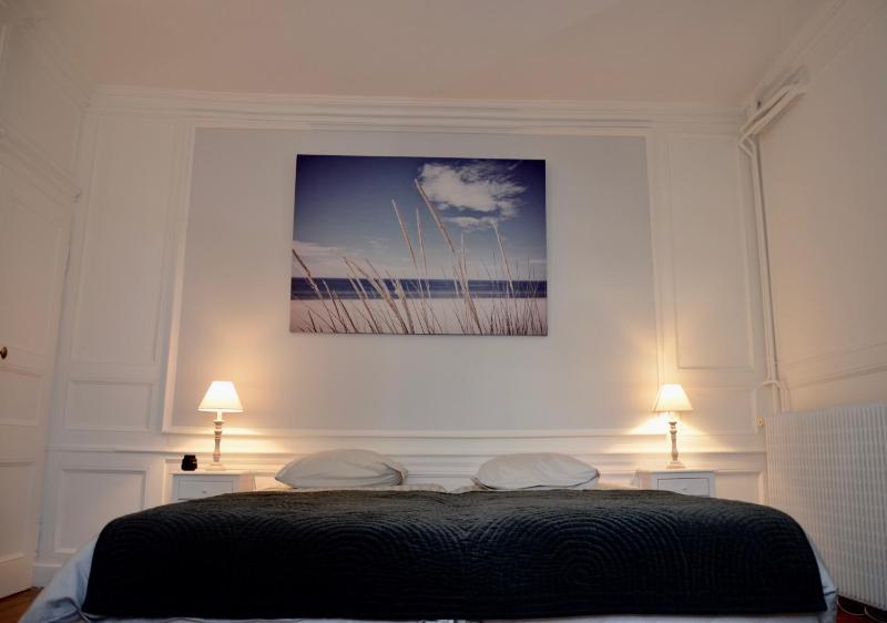 Two Connecting Double Rooms with Shared Bathroom image 4