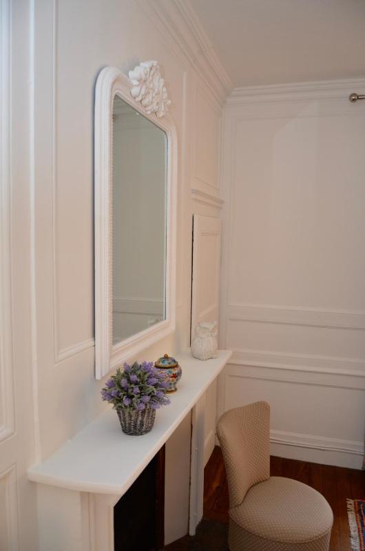 Two Connecting Double Rooms with Shared Bathroom image 2