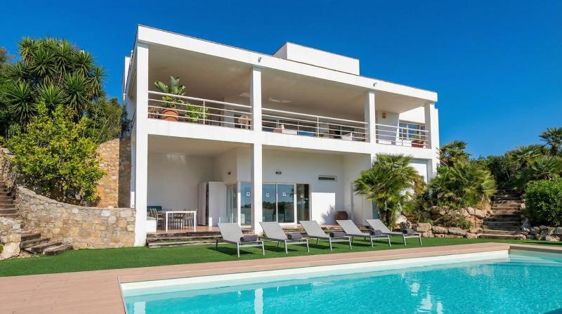 Villa Bon Neguit Amaizing View High on Golf and Sea in Sitges High comodity villa Suny oriented Best Area of Sitges - image 14