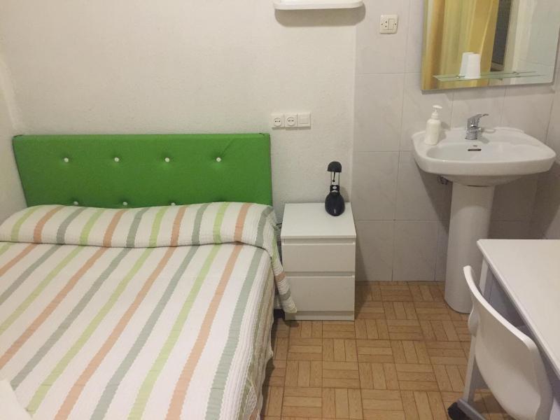 Single Room with Shared Bathroom image 2