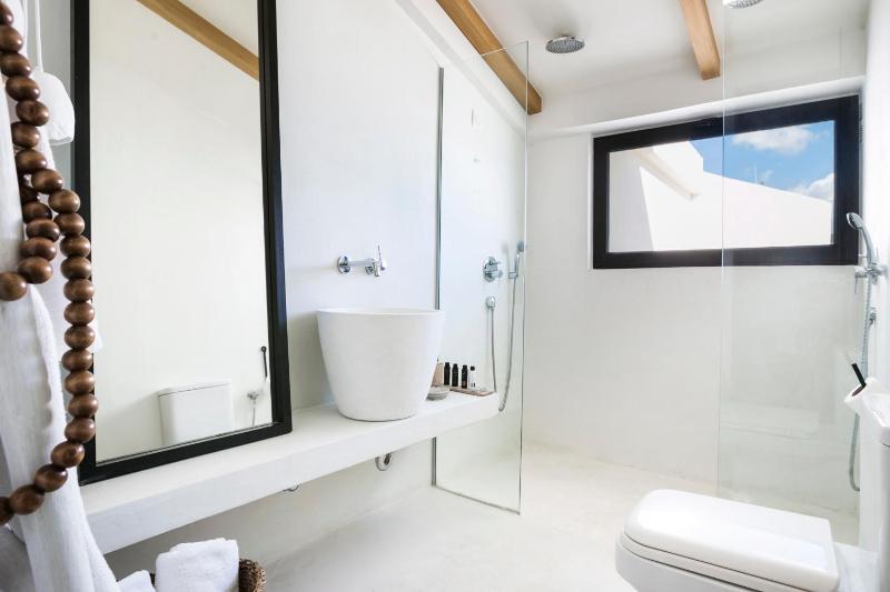 Master Suite with Hot Tub and Sea View image 4