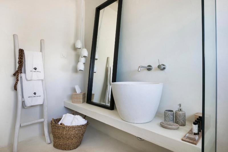 Master Suite with Hot Tub and Sea View image 3