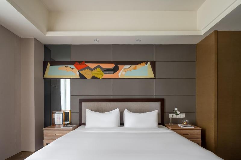 Suli Hotel Chongqing1 Min Walk to MetroNear Jiefangbei&Hongya CaveInternational guest-friendlyFree Self-Service LaundryFree High-Speed WiFiFree Chinese TeaFree Travel Advice - image 4