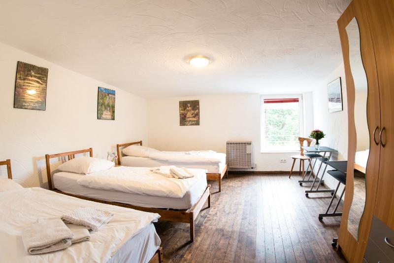 Quadruple Room with Bathroom image 2