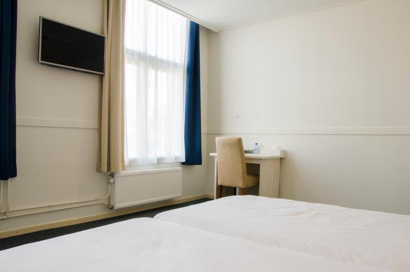 Standard Twin Room image 3