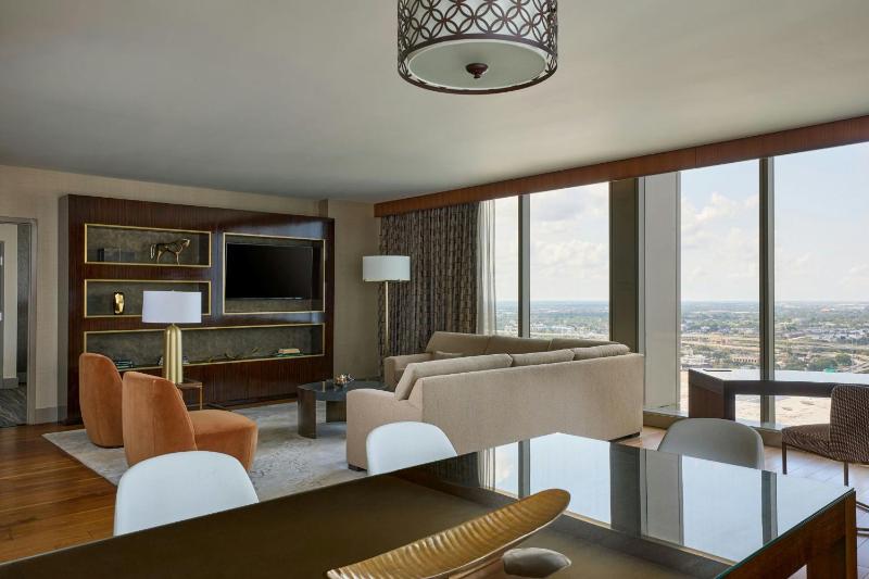 Marriott Marquis Houston - image 45