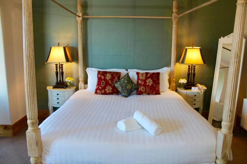 Deluxe Double Room with Four Poster Bed with Sea View image 2