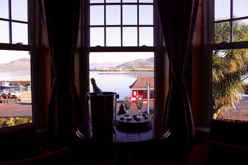 Deluxe Double Room with Four Poster Bed with Sea View image 4