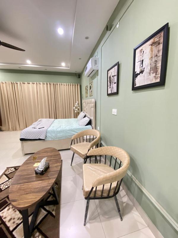 Stylish 1BHK Studio Apartment Stay In Faisalabad - image 5