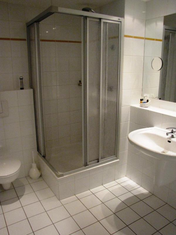 Standard Double Room image 3