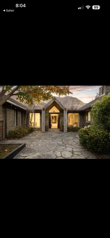 Quintessential Queenstown close to everything 8 mins to Coronet peck - image 1
