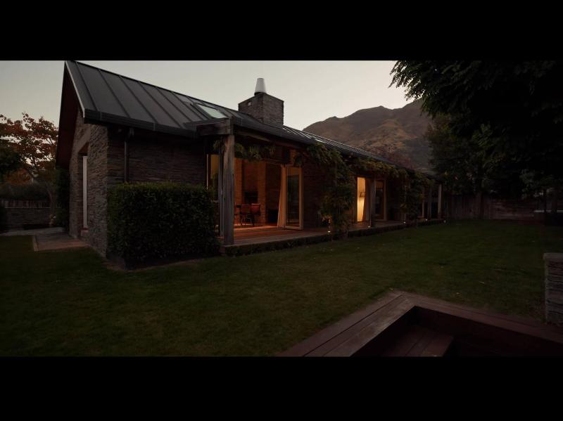 Quintessential Queenstown close to everything 8 mins to Coronet peck - image 49