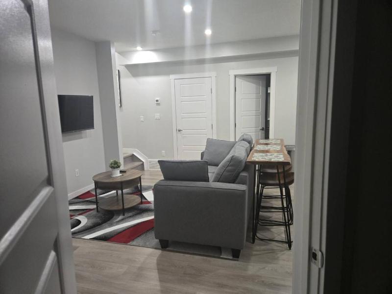Elegant Private Suite in Edmonton North - image 1