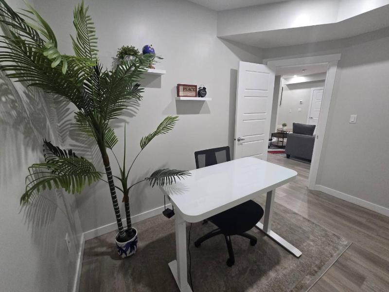Elegant Private Suite in Edmonton North - image 33