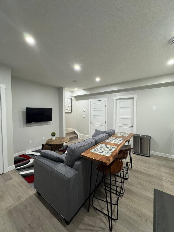 Elegant Private Suite in Edmonton North - image 13