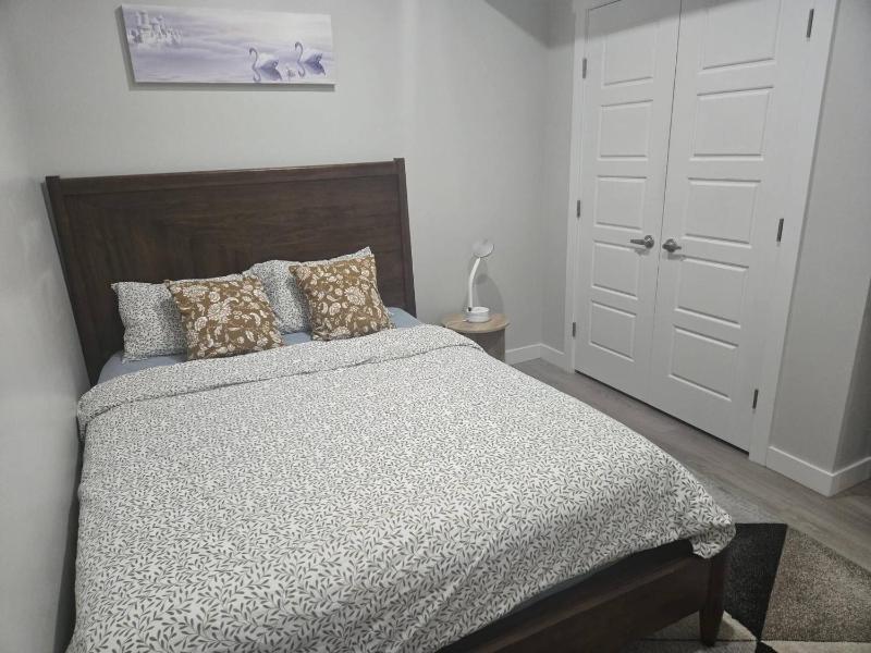 Elegant Private Suite in Edmonton North - image 23