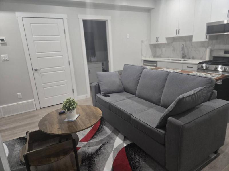 Elegant Private Suite in Edmonton North - image 28