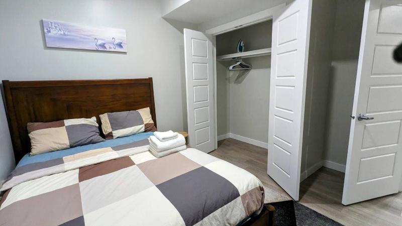 Elegant Private Suite in Edmonton North - image 32