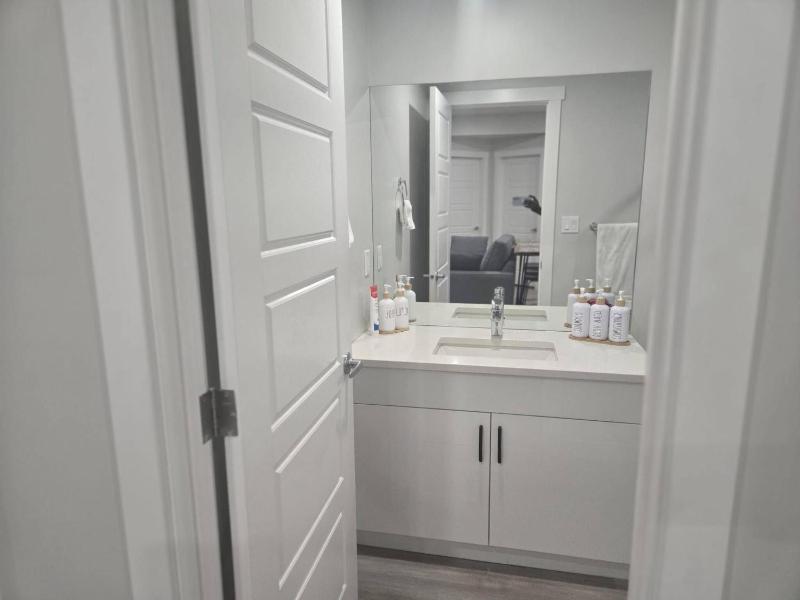 Elegant Private Suite in Edmonton North - image 26