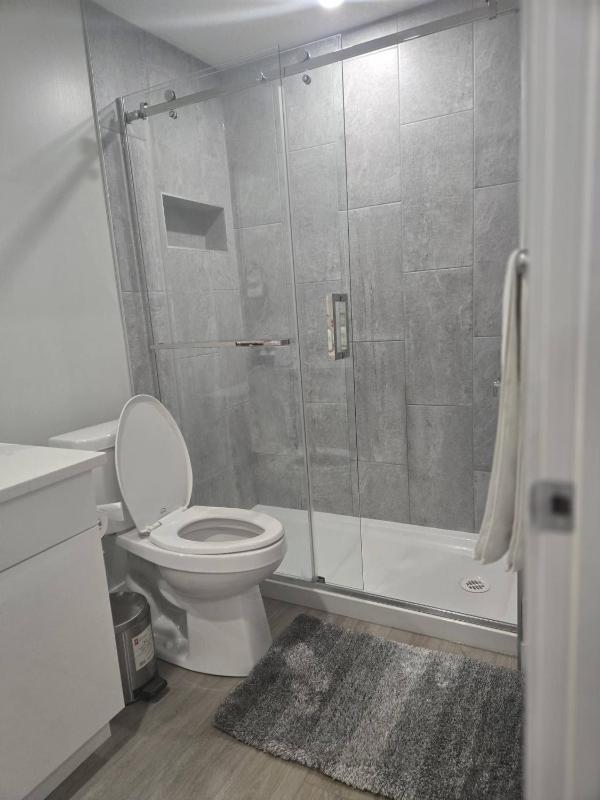 Elegant Private Suite in Edmonton North - image 31