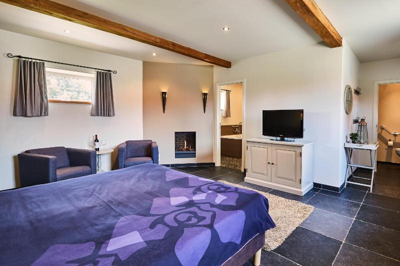 Classic Double Room image 4