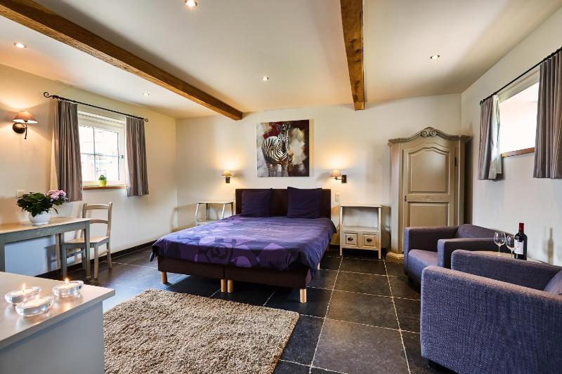 Classic Double Room image 3