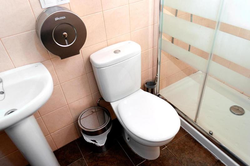 Double Room with Private Bathroom image 2