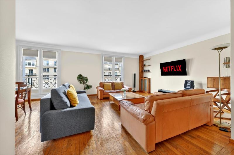 Quartier Arc de Triomphe 2 Bedroom Apartment with Netflix - image 12