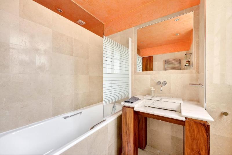 Quartier Arc de Triomphe 2 Bedroom Apartment with Netflix - image 6