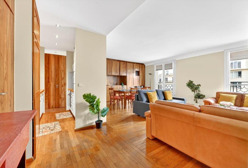 Quartier Arc de Triomphe 2 Bedroom Apartment with Netflix - image 4